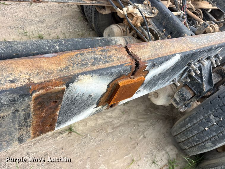 image for item ES8756 2000 Mack CH613 truck cab and chassis