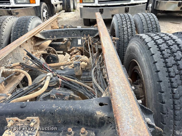 image for item ES8756 2000 Mack CH613 truck cab and chassis