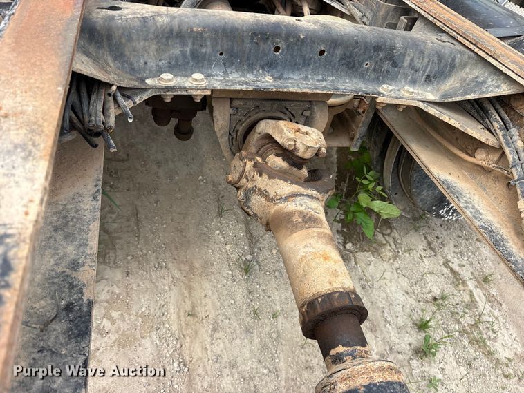 image for item ES8756 2000 Mack CH613 truck cab and chassis