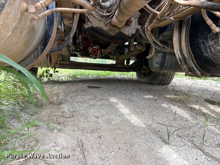 image for item ES8756 2000 Mack CH613 truck cab and chassis