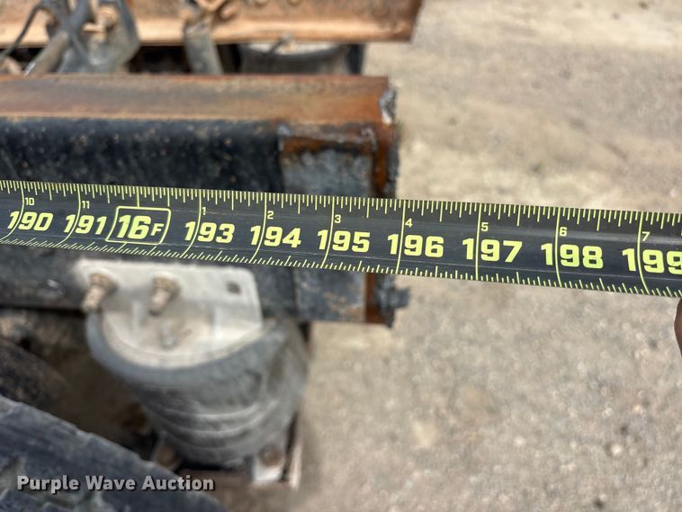 image for item ES8756 2000 Mack CH613 truck cab and chassis