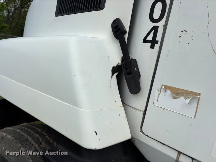 image for item ES8756 2000 Mack CH613 truck cab and chassis