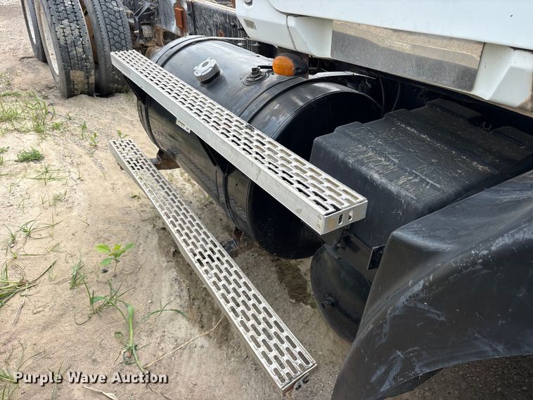 image for item ES8756 2000 Mack CH613 truck cab and chassis