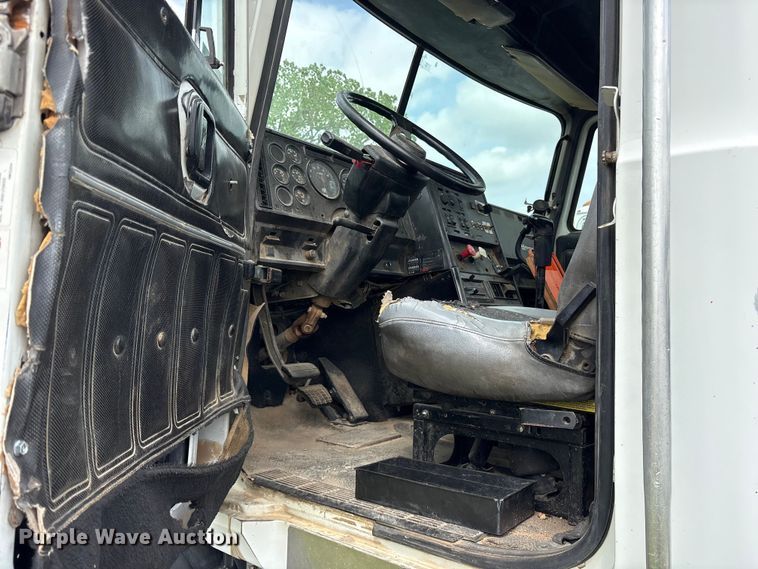 image for item ES8756 2000 Mack CH613 truck cab and chassis