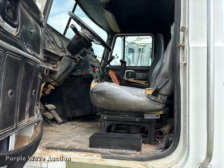 image for item ES8756 2000 Mack CH613 truck cab and chassis