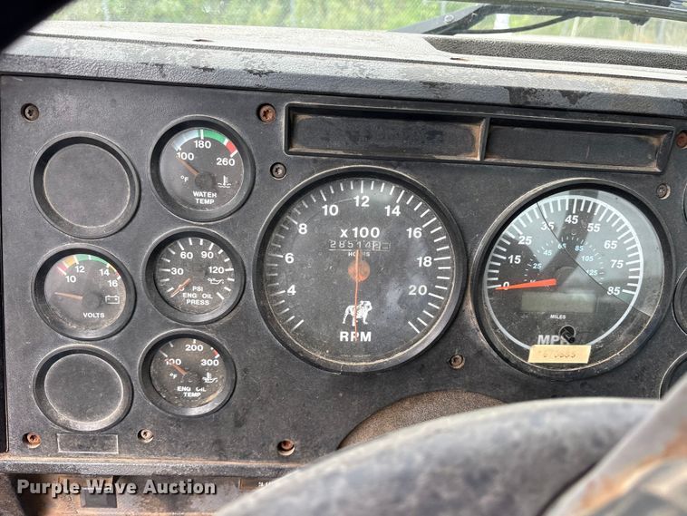 image for item ES8756 2000 Mack CH613 truck cab and chassis