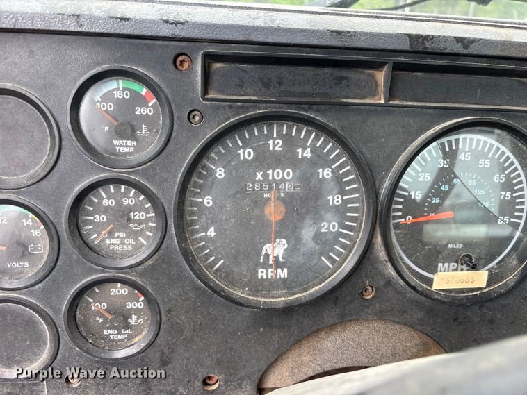 image for item ES8756 2000 Mack CH613 truck cab and chassis