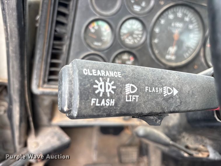 image for item ES8756 2000 Mack CH613 truck cab and chassis