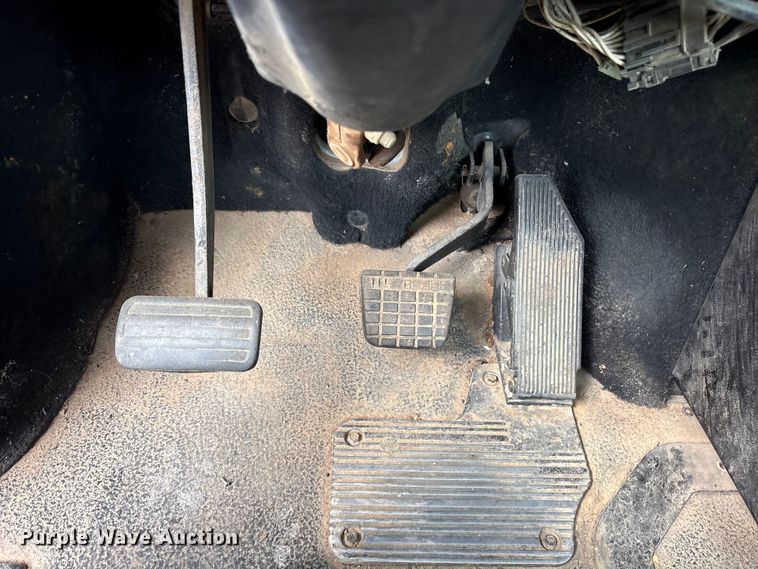 image for item ES8756 2000 Mack CH613 truck cab and chassis