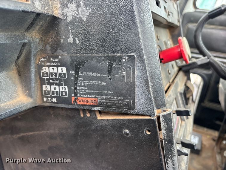 image for item ES8756 2000 Mack CH613 truck cab and chassis