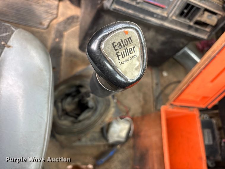 image for item ES8756 2000 Mack CH613 truck cab and chassis