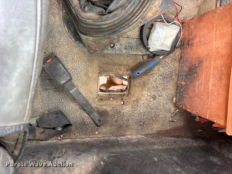 image for item ES8756 2000 Mack CH613 truck cab and chassis