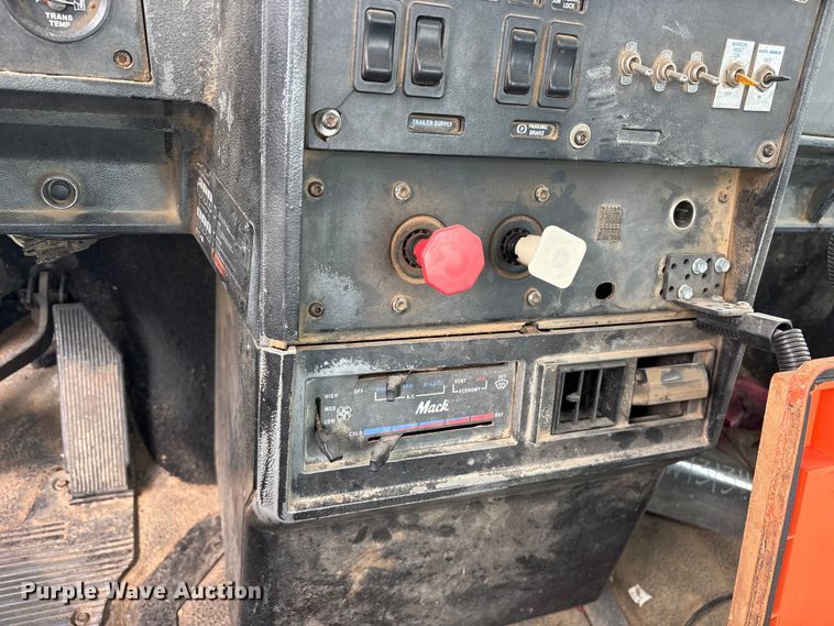 image for item ES8756 2000 Mack CH613 truck cab and chassis