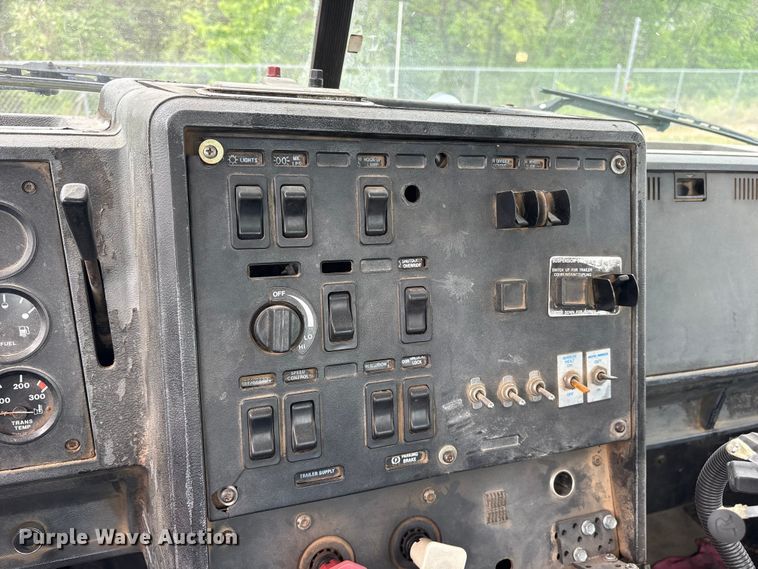 image for item ES8756 2000 Mack CH613 truck cab and chassis