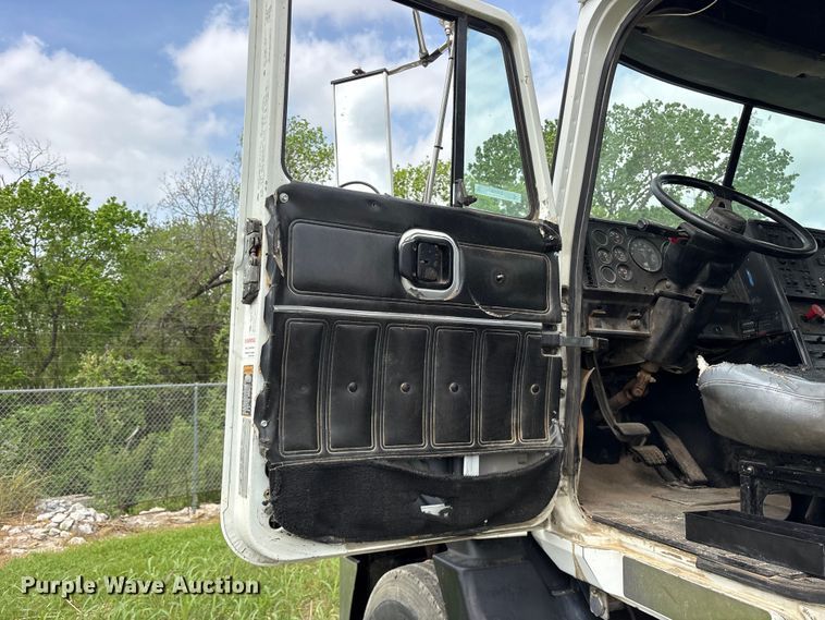 image for item ES8756 2000 Mack CH613 truck cab and chassis