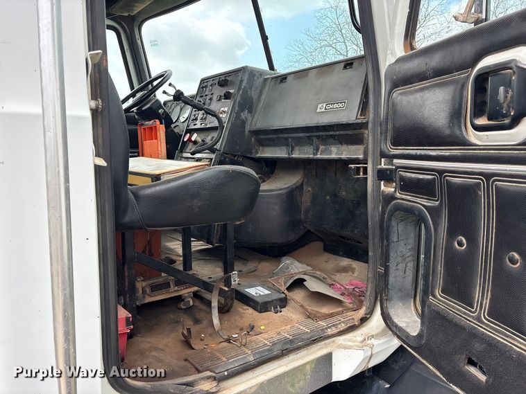 image for item ES8756 2000 Mack CH613 truck cab and chassis