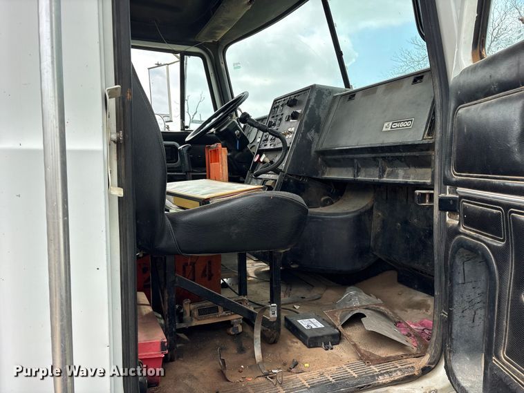 image for item ES8756 2000 Mack CH613 truck cab and chassis