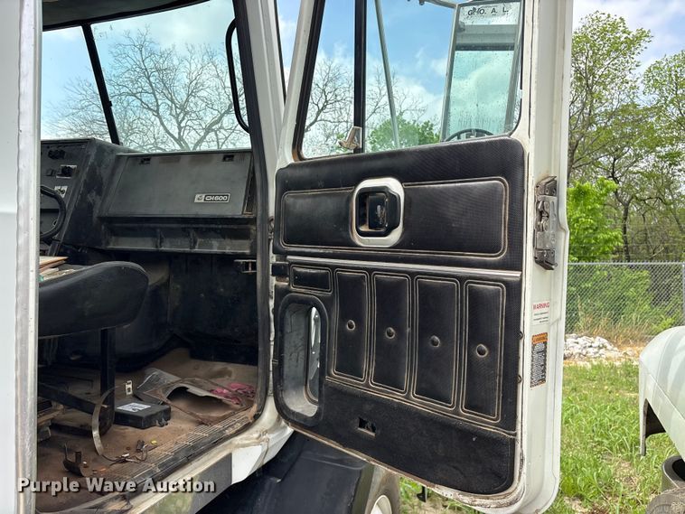 image for item ES8756 2000 Mack CH613 truck cab and chassis