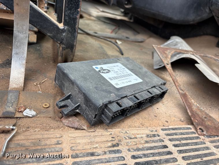 image for item ES8756 2000 Mack CH613 truck cab and chassis