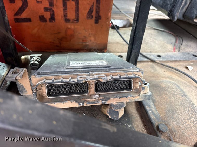 image for item ES8756 2000 Mack CH613 truck cab and chassis