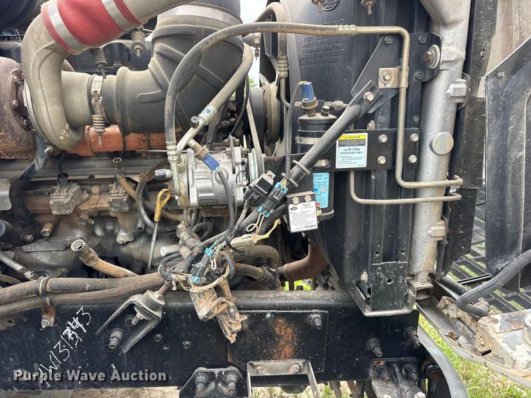 image for item ES8756 2000 Mack CH613 truck cab and chassis