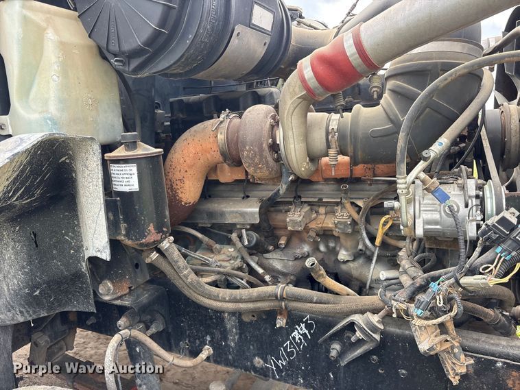 image for item ES8756 2000 Mack CH613 truck cab and chassis