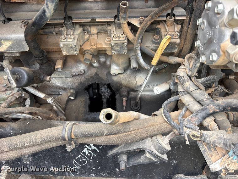 image for item ES8756 2000 Mack CH613 truck cab and chassis