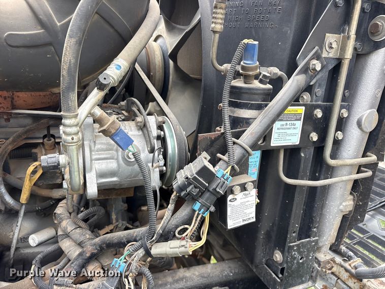 image for item ES8756 2000 Mack CH613 truck cab and chassis