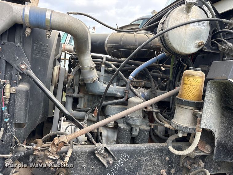 image for item ES8756 2000 Mack CH613 truck cab and chassis