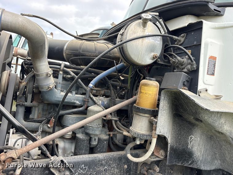 image for item ES8756 2000 Mack CH613 truck cab and chassis