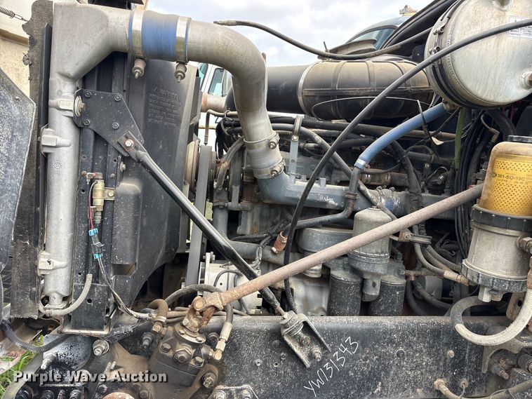 image for item ES8756 2000 Mack CH613 truck cab and chassis