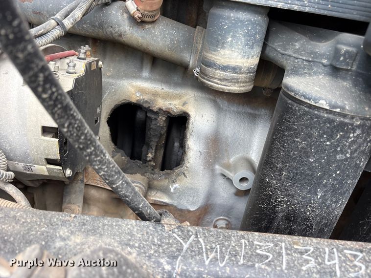 image for item ES8756 2000 Mack CH613 truck cab and chassis