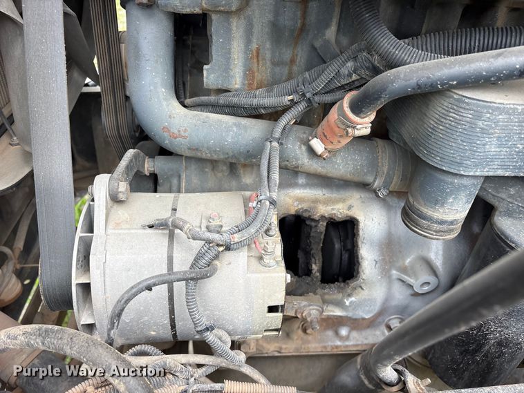 image for item ES8756 2000 Mack CH613 truck cab and chassis