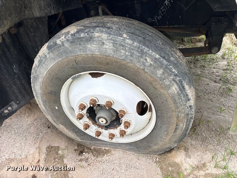 image for item ES8756 2000 Mack CH613 truck cab and chassis