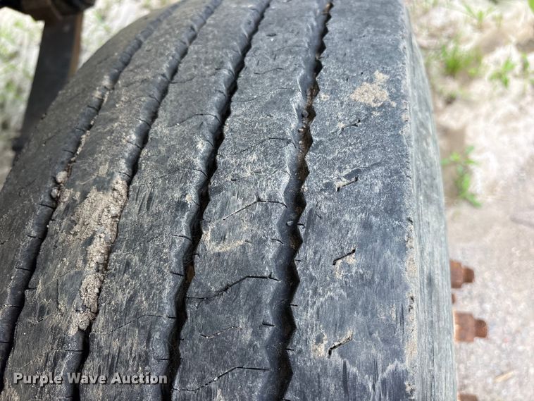 image for item ES8756 2000 Mack CH613 truck cab and chassis