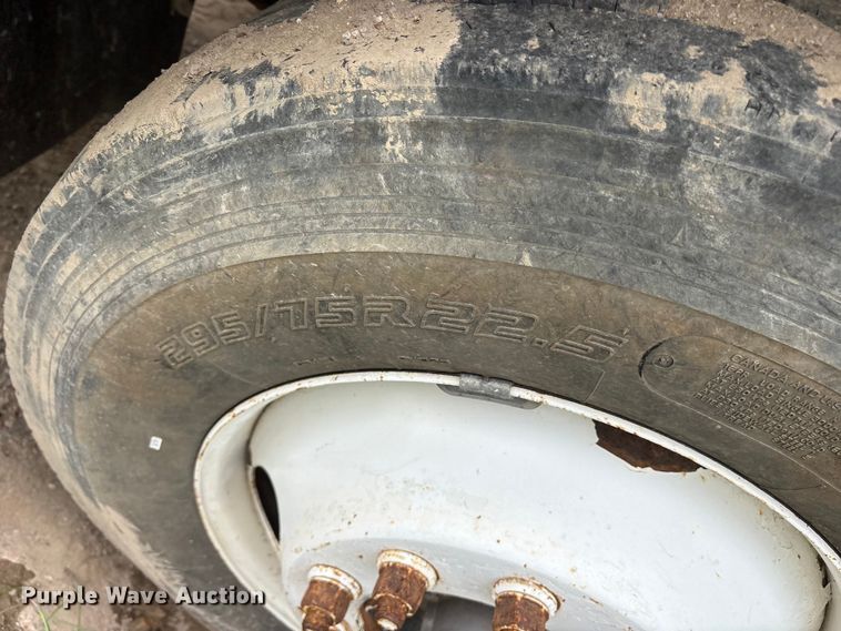 image for item ES8756 2000 Mack CH613 truck cab and chassis