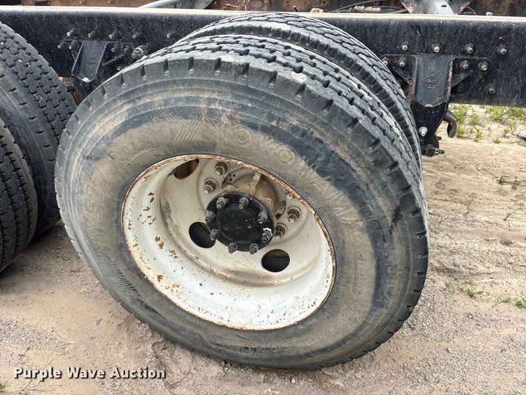 image for item ES8756 2000 Mack CH613 truck cab and chassis