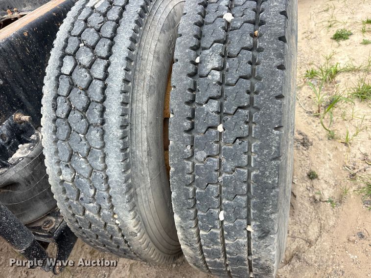 image for item ES8756 2000 Mack CH613 truck cab and chassis