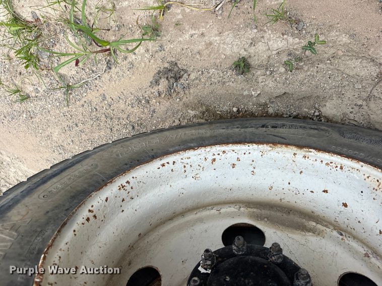 image for item ES8756 2000 Mack CH613 truck cab and chassis