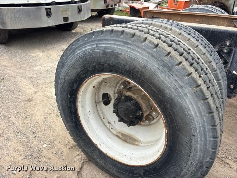 image for item ES8756 2000 Mack CH613 truck cab and chassis