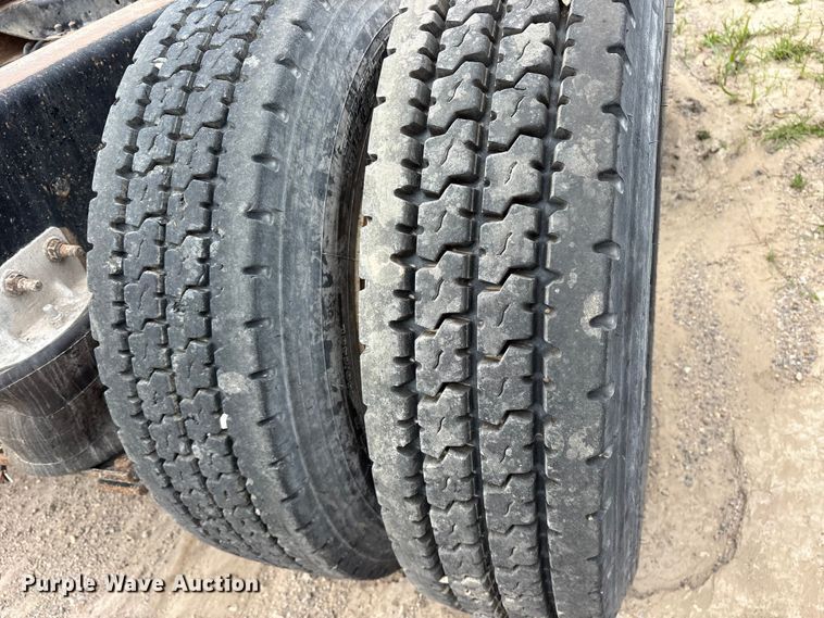 image for item ES8756 2000 Mack CH613 truck cab and chassis