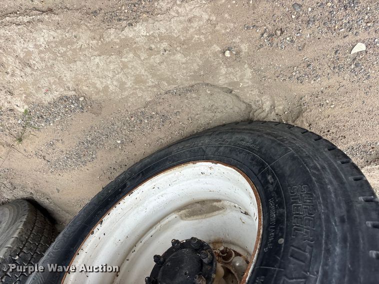 image for item ES8756 2000 Mack CH613 truck cab and chassis