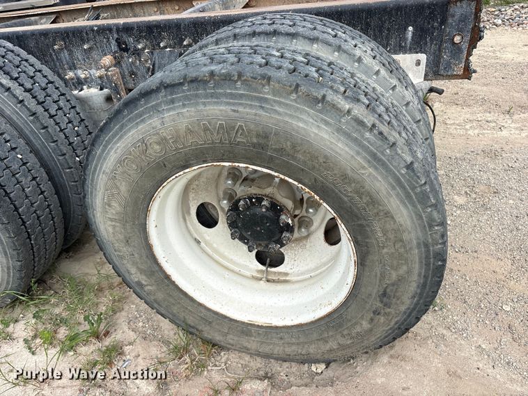 image for item ES8756 2000 Mack CH613 truck cab and chassis