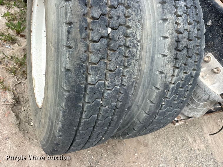 image for item ES8756 2000 Mack CH613 truck cab and chassis