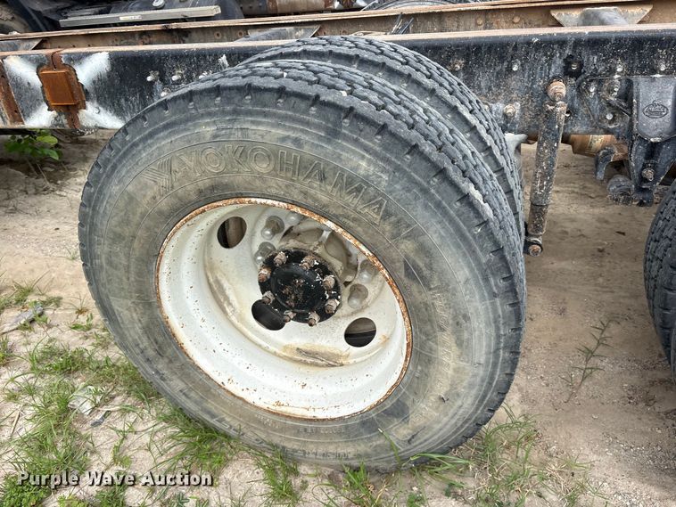 image for item ES8756 2000 Mack CH613 truck cab and chassis