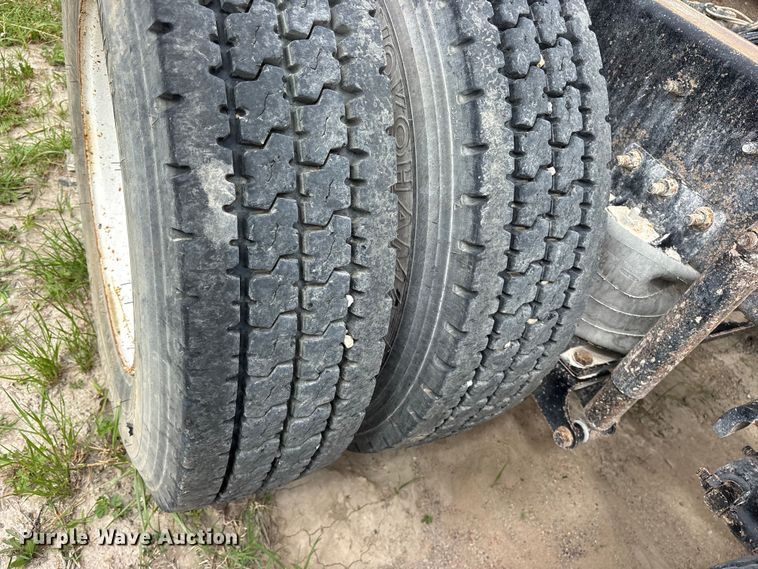 image for item ES8756 2000 Mack CH613 truck cab and chassis