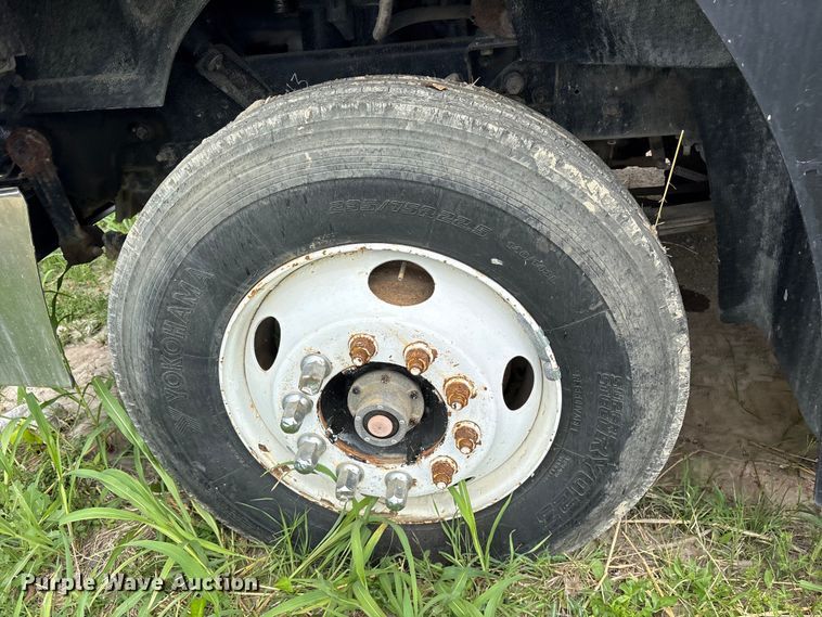 image for item ES8756 2000 Mack CH613 truck cab and chassis