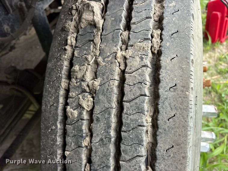 image for item ES8756 2000 Mack CH613 truck cab and chassis