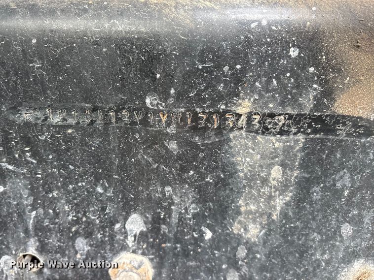 image for item ES8756 2000 Mack CH613 truck cab and chassis