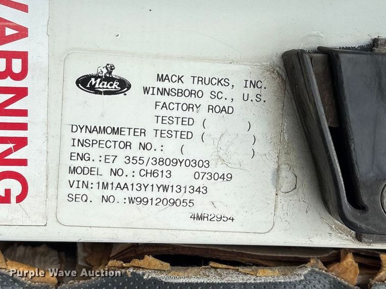 image for item ES8756 2000 Mack CH613 truck cab and chassis